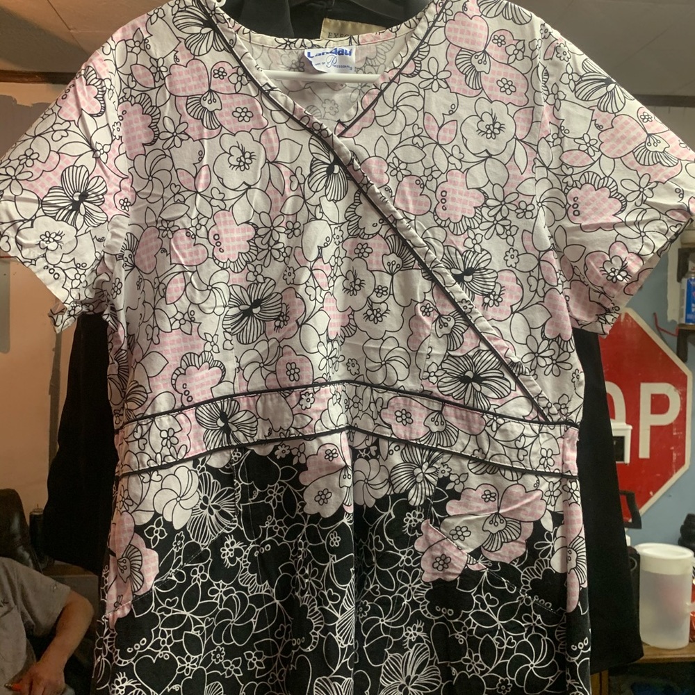 Landau scrub top
